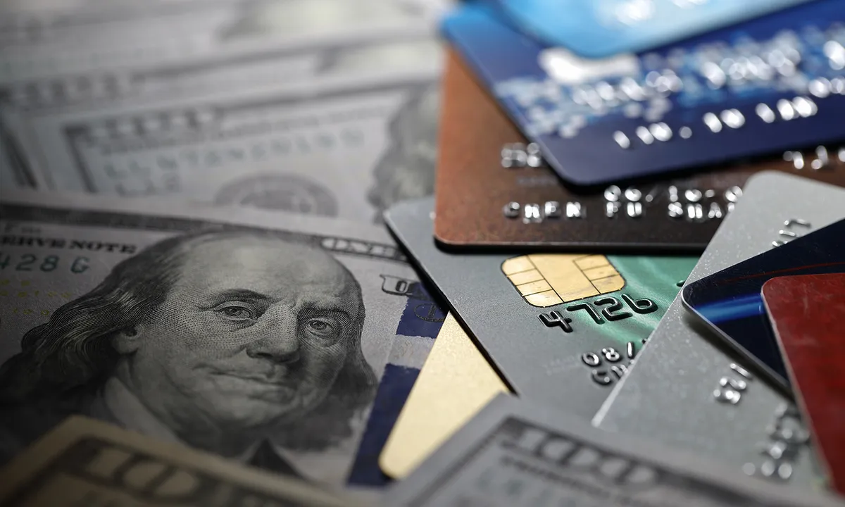 Smlouva o půjčce bez úroků s perem a razítkem banky